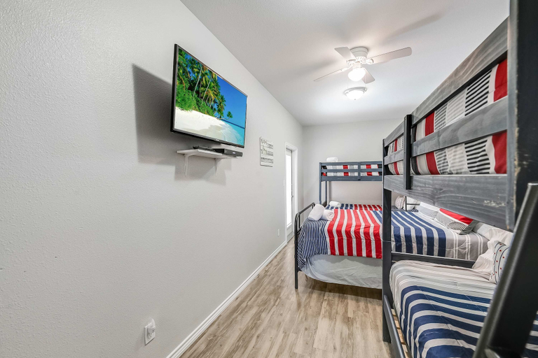 Room 2, Cajun Shrimp Heated Resort Pool w Slide, Nueces