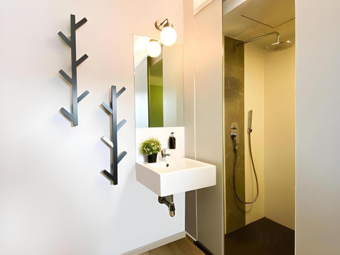 Bathroom 4, ST Signature Bugis Beach, SHORT OVERNIGHT, 8 hours: 11PM-7AM, Singapura