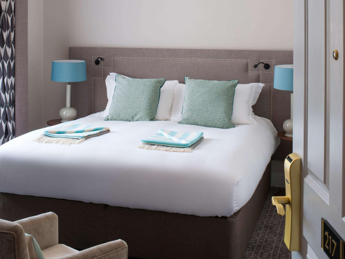 Bedroom 2, Queen's Hotel Cheltenham, Gloucestershire