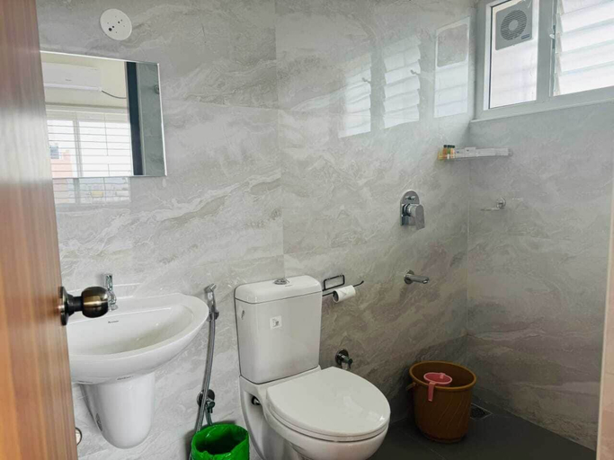 Bathroom 2, Olive Service Apartments HSR Layout, Bangalore