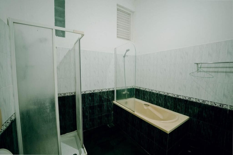 Bathroom 5, Skyport Villa Negombo, Katana