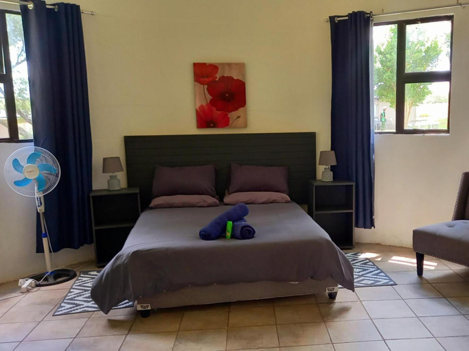 Bedroom 2, Klein Paradys Parys, Fezile Dabi