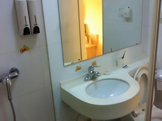Bathroom 3, 7 Days Inn Turpan Shanshan Kumtag Desert, Turfan