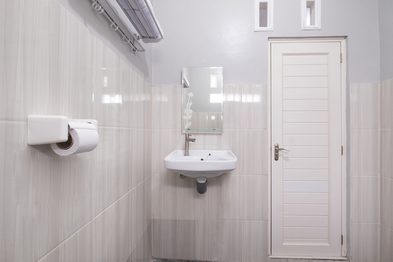 Bathroom 3, OYO 2727 Nareswari Guest House, Magelang