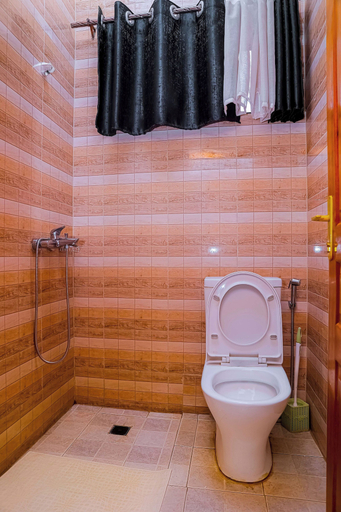 Bathroom 4, Martin Aviator Apartment, Kicukiro
