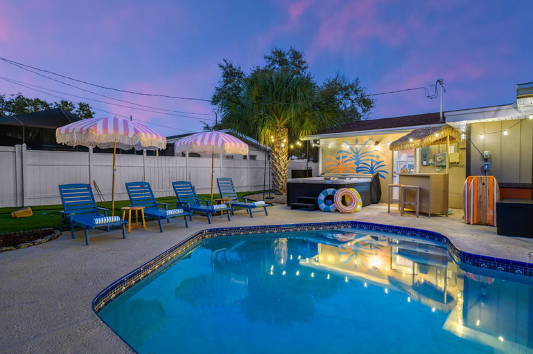 Room 2, Tropical Tee - Putt Putt - Pool - Hot Tub - Bikes, Pinellas