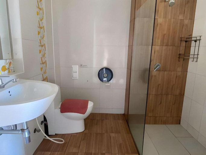 Bathroom 3, Villa Thiwa Hotel, Muang Mukdahan