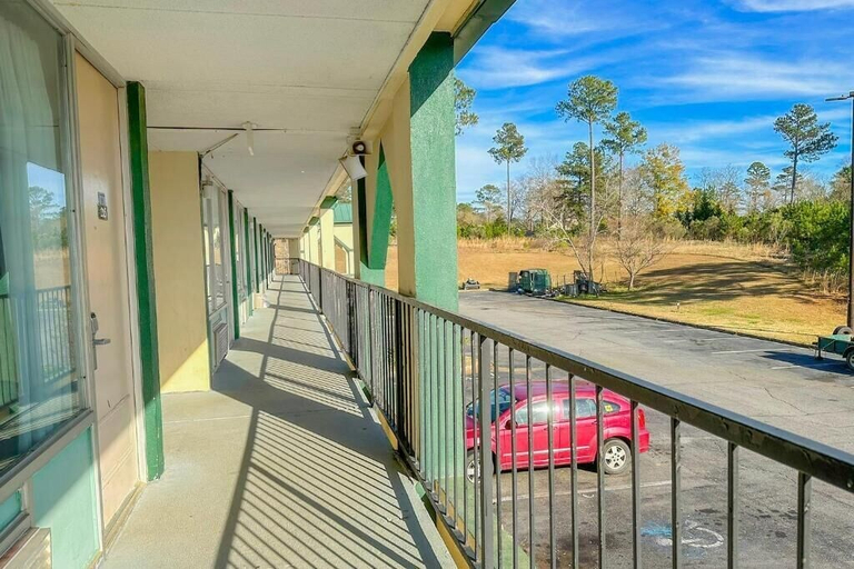 Property grounds 5, Super Inn And Suites, Baldwin