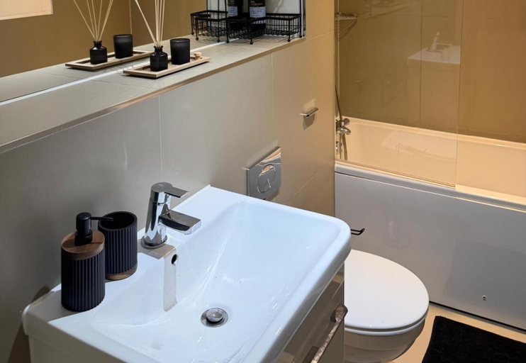 Bathroom 4, Executive 1 Bedroom Apartment- East Croydon, London