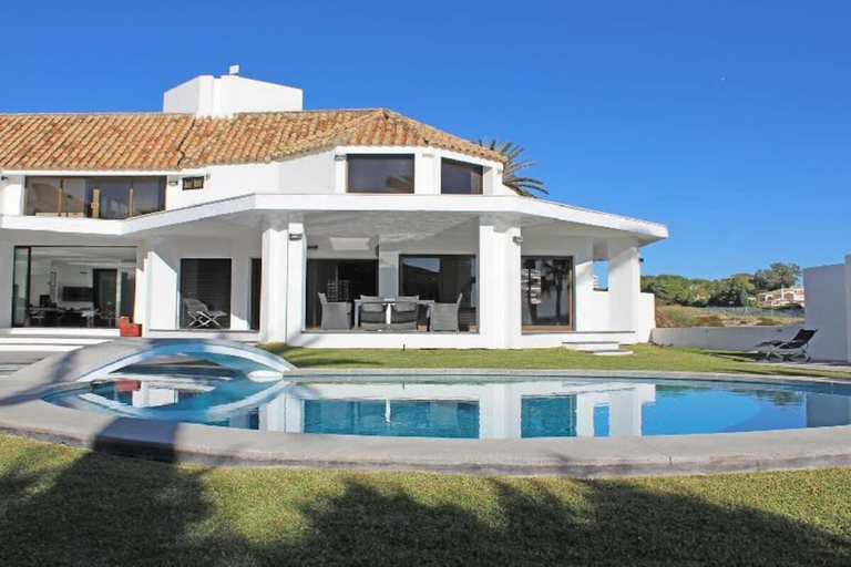 Sport & Beauty 4, Beachside Villa with Private Pool, Málaga