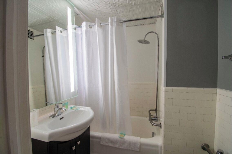 Bathroom, The Androy Hotel - Superior Duluth, Douglas