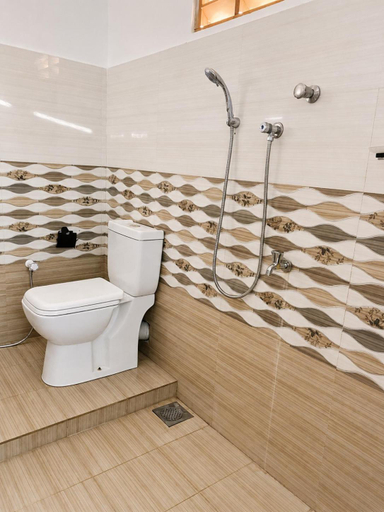 Bathroom 3, French Garden Resort, Trincomalee Town and Gravets