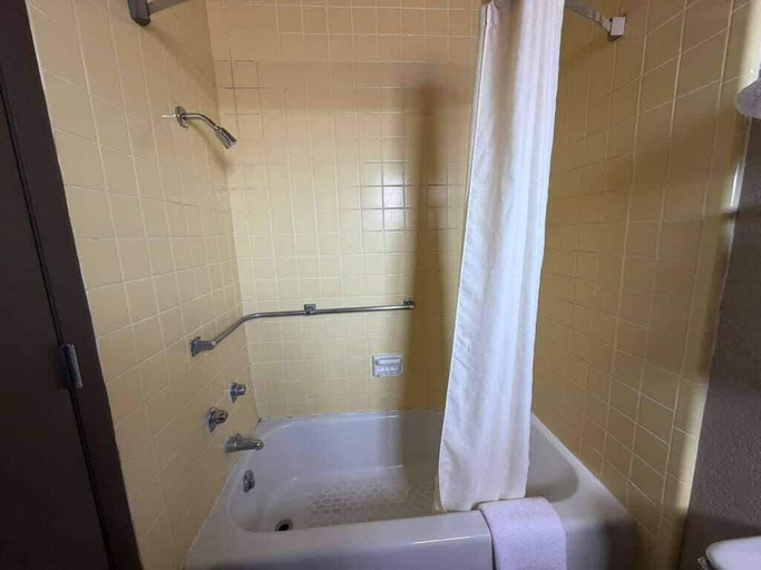Bathroom 3, America's Best Value Inn Beaver, Beaver
