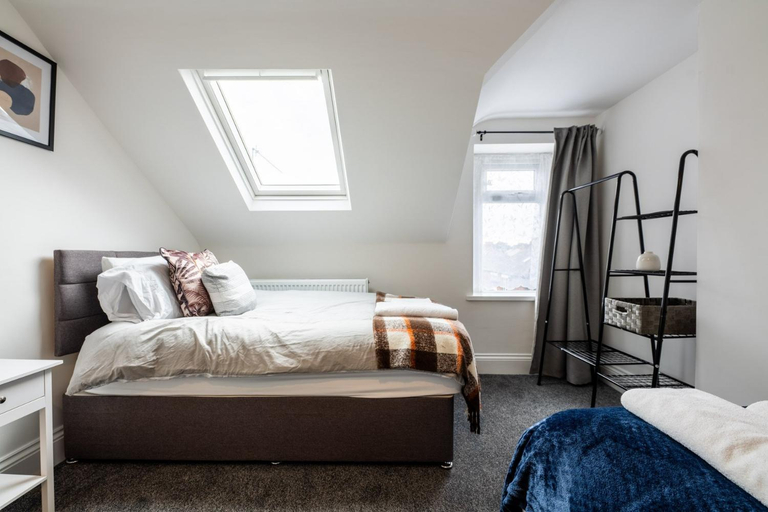 Bedroom 2, Stunning 6BR Cardiff Home | Free Parking & Bay, Cardiff
