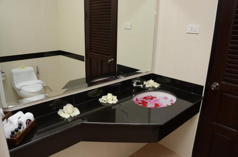 Bathroom 4, Shwe Bu Thee Hotel, Tarchilaik