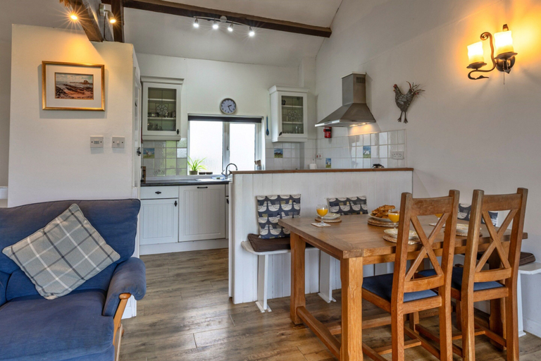 Dining, Luxury Cornish Countryside Hut for 2, Cornwall
