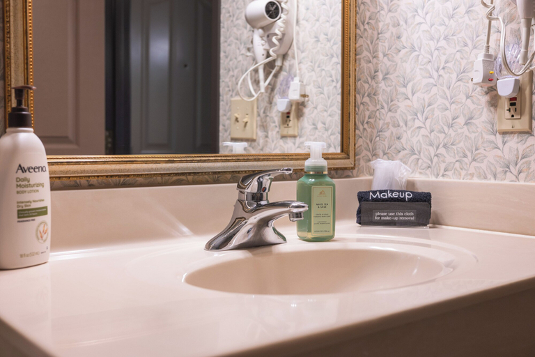 Bathroom 4, Hearthstone Inn & Suites, Greene