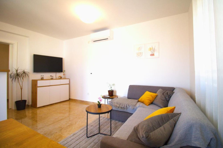 Others 5, Apartment Rosana, Murter