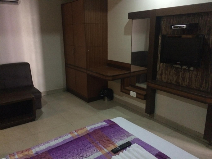 Bedroom 2, Hotel Park Palace, Bangalore