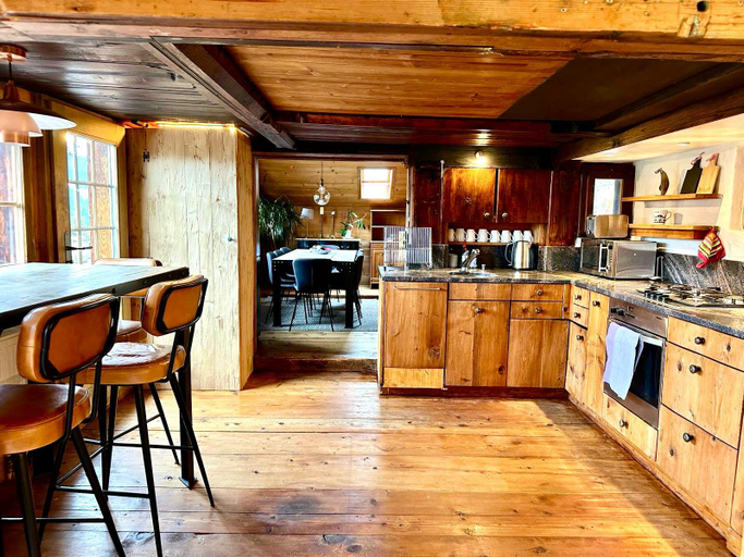 4, 5 BR Gstaad Paradise View Chalet With Outdoor Jacuzzi, Pays-d'Enhaut