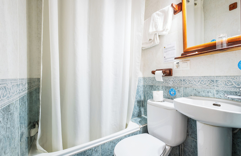 Bathroom 4, Hostal El Pilar, Madrid