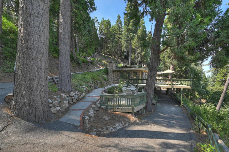 Property grounds 3, Sunsky at Skyforest - 3bdr, San Bernardino