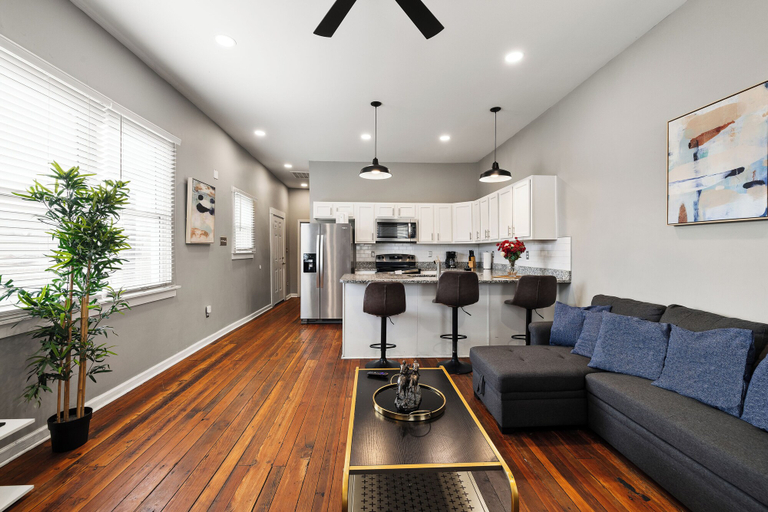 Living area 3, Historic CozySuites 4BR 2BA, Jefferson