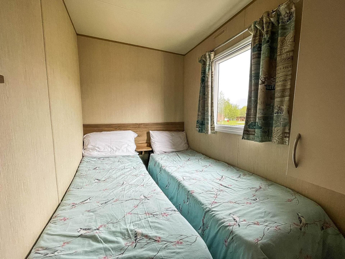 Room 2, Caravansleeps8-hottub-fireplace-garden-patio, Lincolnshire