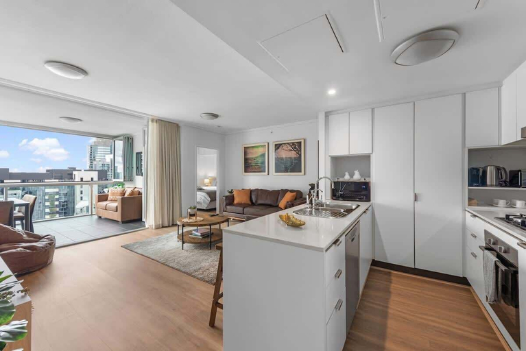 Primary image, Hot in the City! 2bed/2bath/2car/study/pool/views, Brisbane