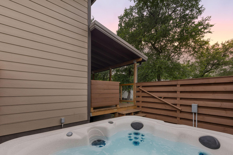 Sport & Beauty, Bluebonnet Waterfront Cottage with Hot Tub, Gillespie