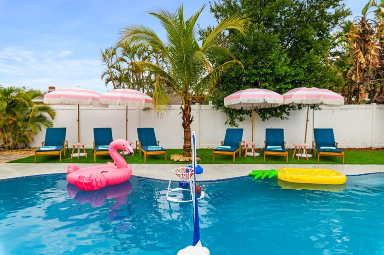Room 4, 4 Br Oasis Pool Tiki Hut Hot Tub Ping Pong Arcade, Pinellas