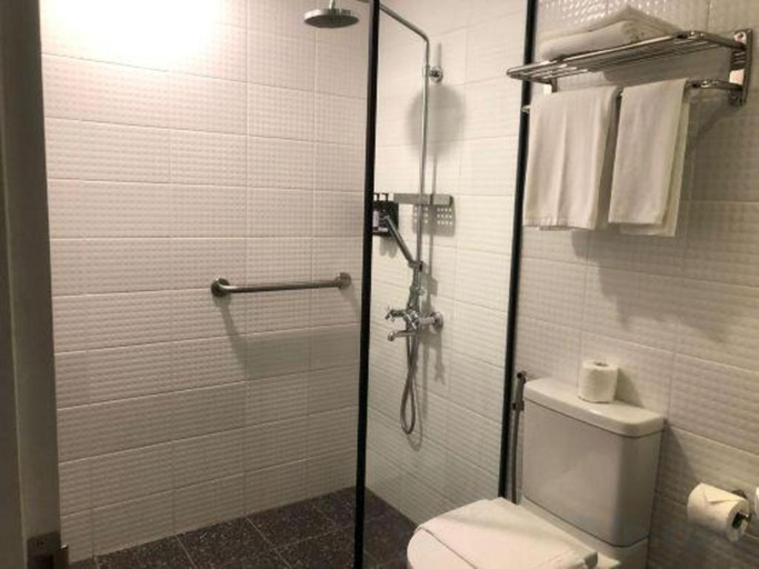 Bathroom 4, The Henry Suites MiraNila Quezon City, Quezon City