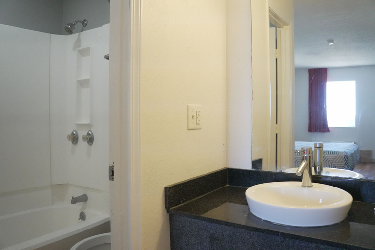 Bathroom 4, Motel 6 Rolla, MO, Phelps
