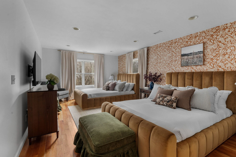 Room 3, Luxury Lakeview Estate w Indoor Pool Golf Sim, Tompkins