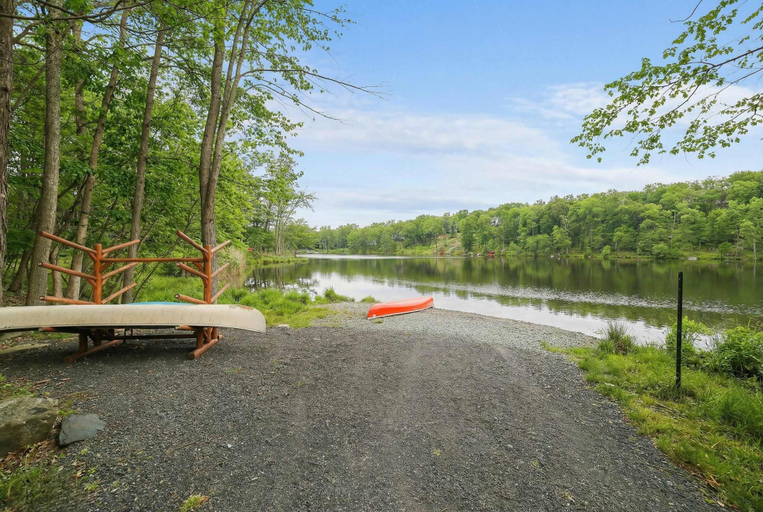Room 3, Pocono Escape Fire Pit Game Room Lake Access, Monroe