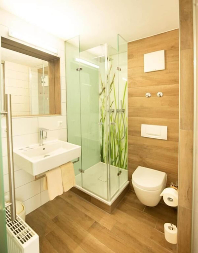 Bathroom 5, Stadthotel Giengen & Restaurant, Heidenheim