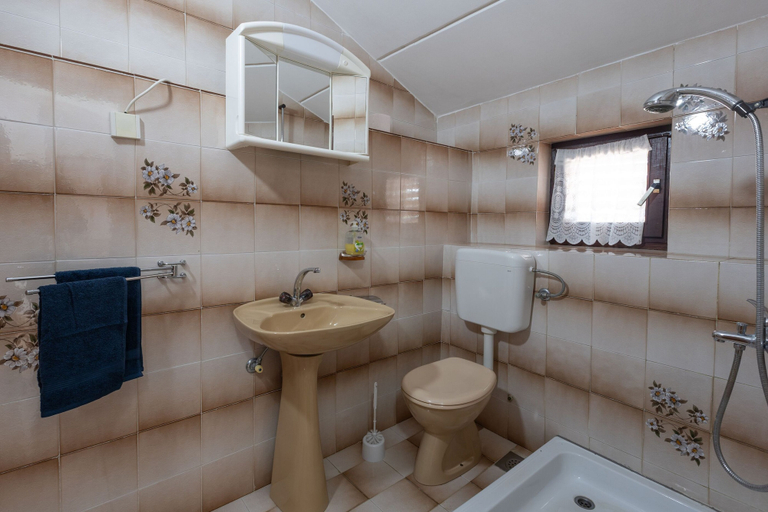 Bathroom 3, House Bakic, Marčana