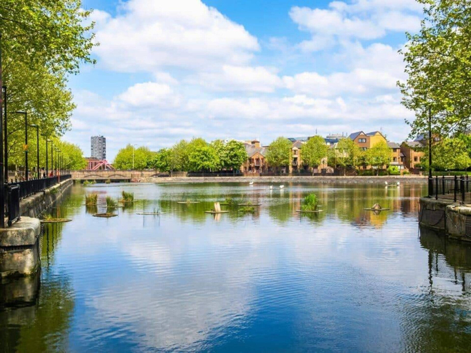 Miscellaneous 5, Apartment Sleeps 6 With Parking, London