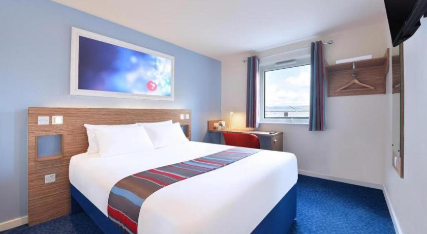 Bedroom 5, Travelodge Darlington, Darlington