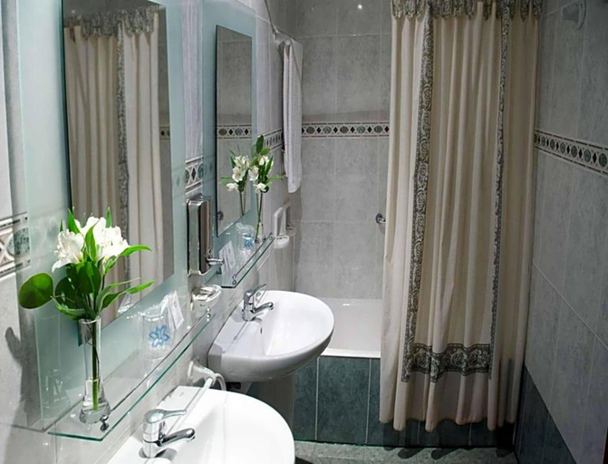 Bathroom 3, Hotel Praderon, Madrid