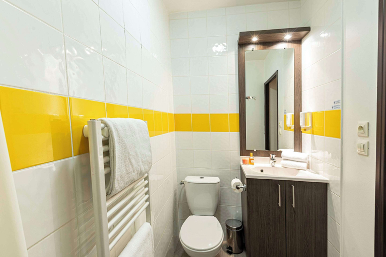 Bathroom 4, Comfort Aparthotel Nimes Centre, Gard