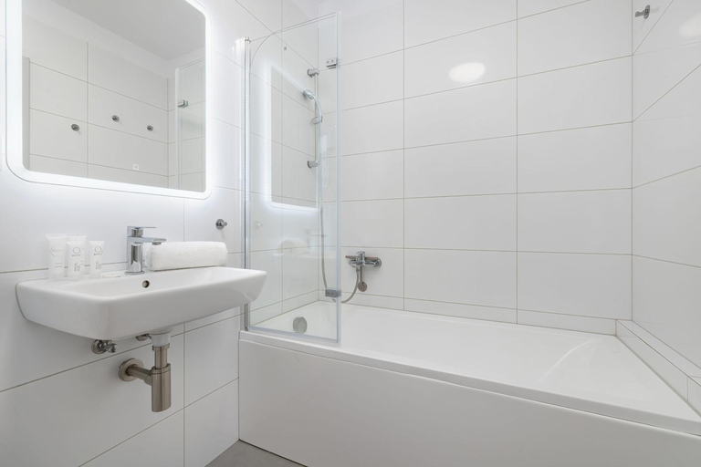 Bathroom 2, Exceptional Apartments with Parking by Noclegi Renters, Siemianowice Śląskie