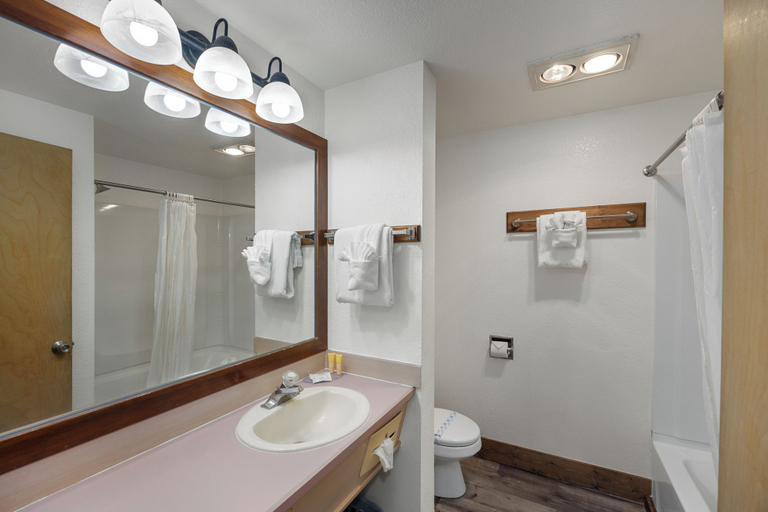 Bathroom 5, Surfside Resort, Tillamook