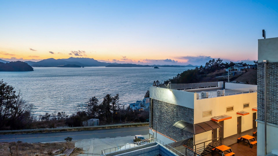 Exterior & Views, Yeosu Nangman Pension, Yeosu