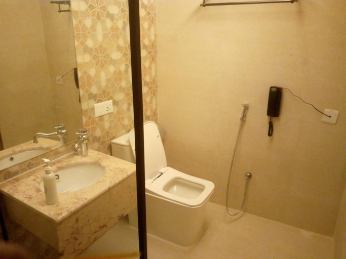 Bathroom 3, Royal Inn Dhaka, Dhaka