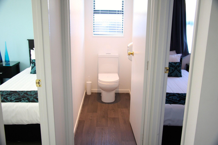 Bathroom 4, Camelot on Ulster, Hamilton