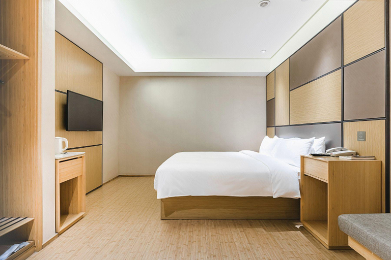 Bedroom 2, JI Hotel Shanghai Hongqiao Gubei Road, Shanghai