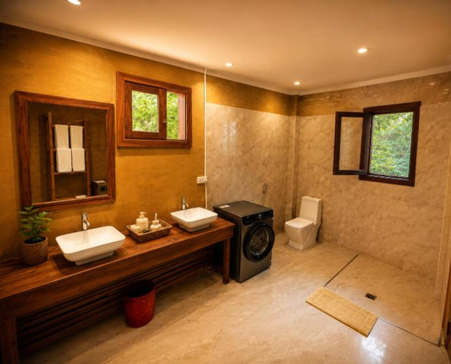 Bathroom 3, Tiki Beach Lite, Kusini
