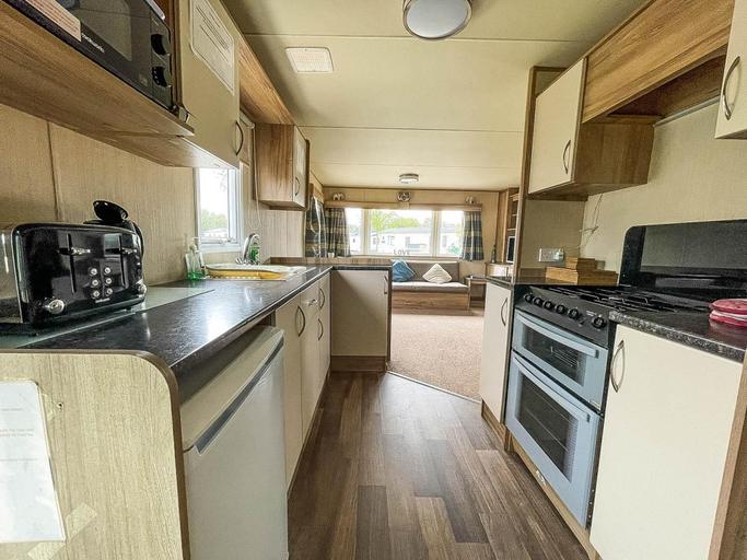 Private kitchen 5, Caravansleeps8-hottub-fireplace-garden-patio, Lincolnshire