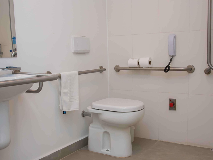 Bathroom 4, ibis budget Campinas Aquidaban, Campinas